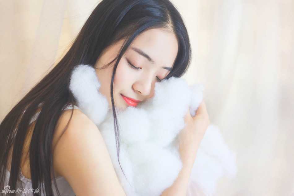 白皙肌肤与柔软的棉质织物亲密相贴，女子安然闭目，神态恬静，仿佛融化成午后阳光里的一朵云，宁静而治愈