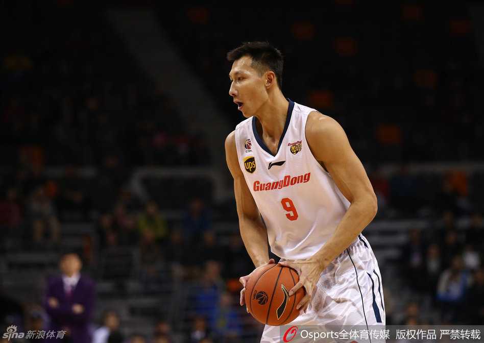 面对伊朗外援巴赫拉米的贴身紧逼，队长周鹏毫无惧色，他双手持球，肌肉紧绷，一次激烈的锋线博弈即将上演。