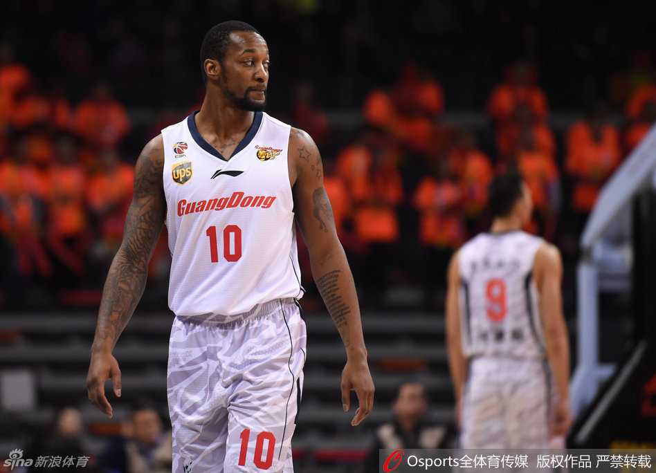 万众瞩目下，广东宏远新援贾斯丁·卡特身披战袍正式亮相，他眼神坚毅，蓄势待发，准备为球队注入全新能量。