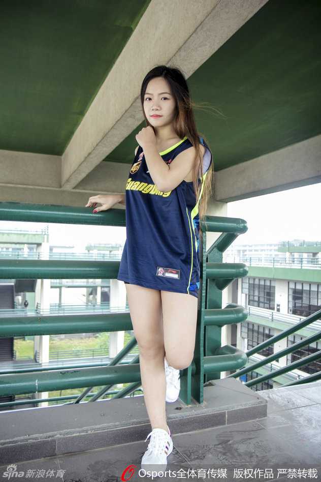 最后一组镜头中，萌妹在铁网护栏边留下灿烂纪念，她用青春的身姿宣告：这个冬天，宏远不冷，篮球很燃。