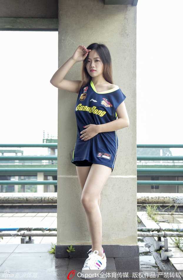 写真中的萌妹手握应援物，眼神坚定地望向远方，即使天气寒冷也无法阻挡她支持宏远男篮的那份炙热。