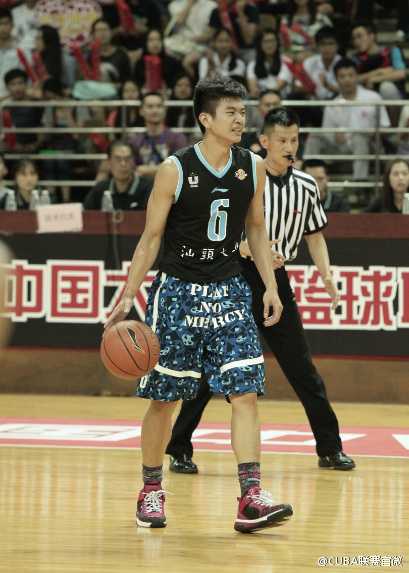 汕头大学队24号袁志强在三人合围的缝隙中强行突破，他的眼神坚毅，面对铜墙铁壁般的防守依然选择勇猛地杀向内线。