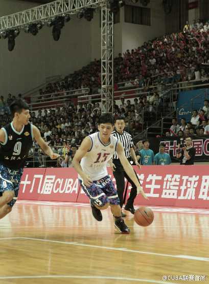 广东工业大学球员开场后祭出标志性的全场紧逼防守，白色的球衣如同旋风般席卷全场，令汕头大学的后卫线倍感压力。