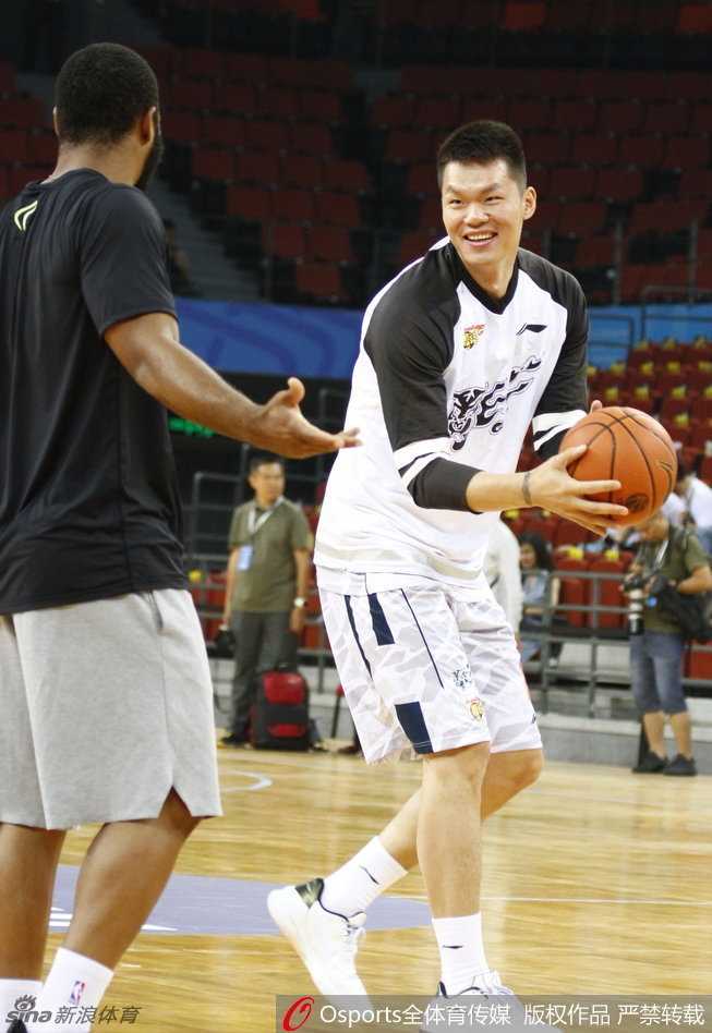 哥斯达黎加队员在进攻端展现出极强的冲击力，他压低重心，眼神坚毅，试图撕开宏远队的防线