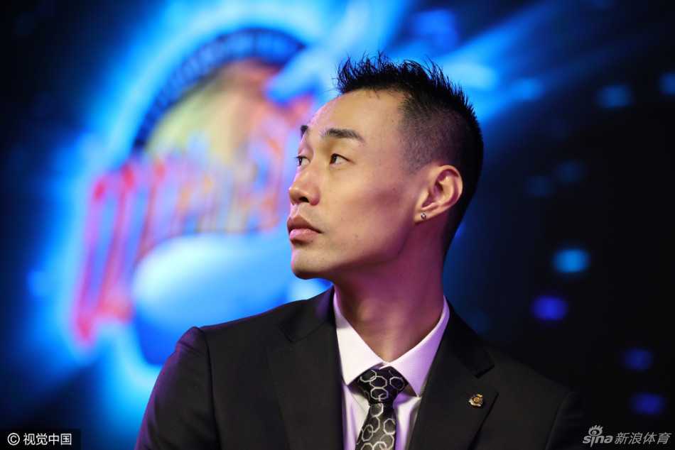 老将孟达在展示区帅气亮相，作为夺冠功臣，他新赛季将继续扮演外线冷血杀手的角色。