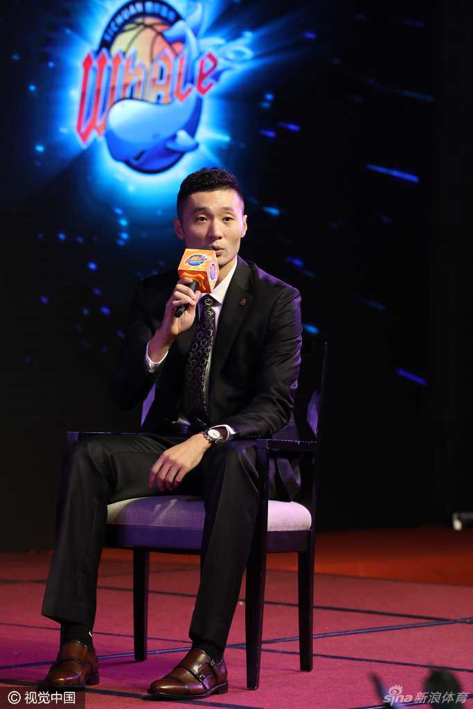 四川金强集团董事长周仕强在发布会上发言，坚毅的目光透露出对球队新赛季的期许与信心。