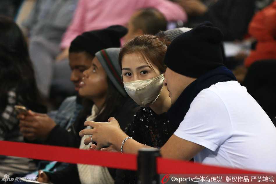 陈露在看台上接听手机，手指纤长，侧脸轮廓在球场灯光下显得格外立体精致。