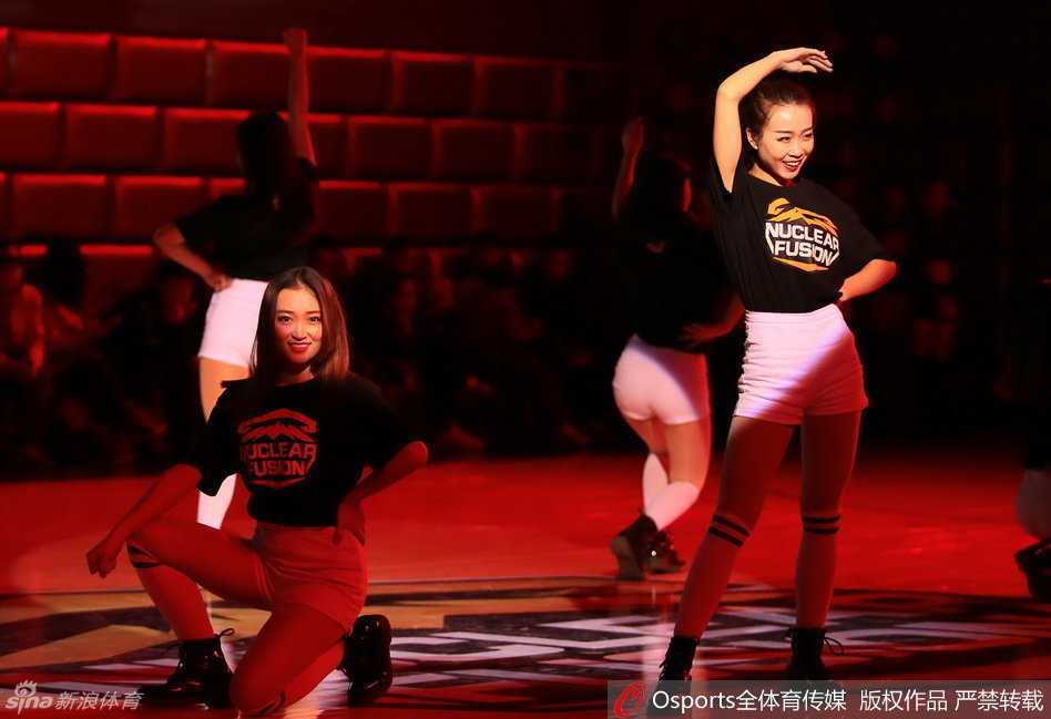 开幕式剪彩仪式上可兰白克与周琦并肩而立，红绸花球被高高托起，两位新疆篮球骄子的同框定格成当晚最经典的画面