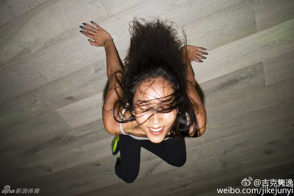 吉克隽逸在一组运动写真中展现完美身材，她侧身回眸，背部与臀部的线条形成完美的沙漏型曲线，皮肤呈现健康的古铜色，眼神自信而坚定
