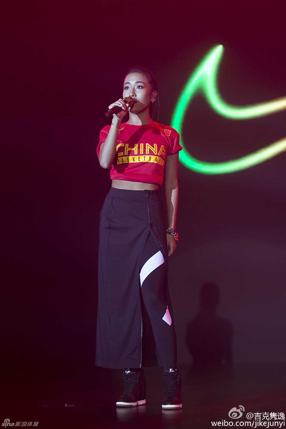 吉克隽逸在壮行仪式上放声高歌《即刻出发》，充满力量的演唱仿佛为即将出征的中国男篮注入了无穷的动力与激情。