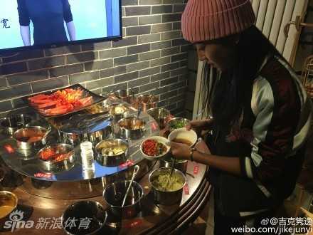 镜头里的吉克隽逸毫无偶像包袱，与身边的友人一起挤眉弄眼，对着镜头做出夸张的搞怪表情，欢乐的气氛几乎要冲破照片的边界。