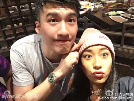 沸腾的火锅前，吉克隽逸与另一位男性友人碰杯畅饮，空气中仿佛都弥漫着牛油的醇厚香气和友情的酣畅淋漓，这是属于老友相聚的惬意时光。