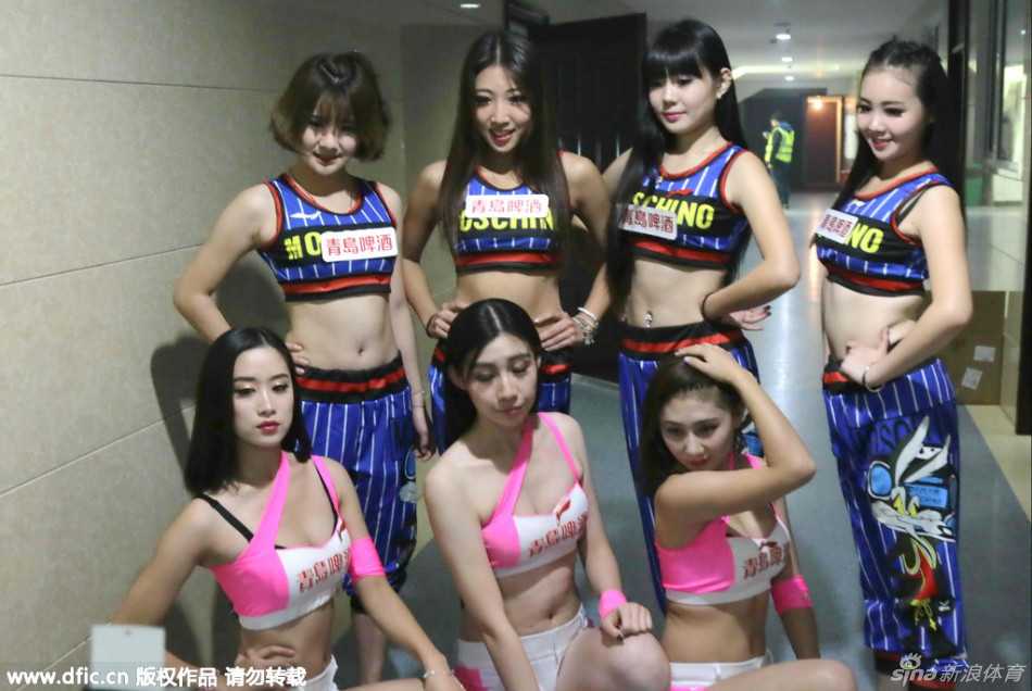 赛场中央，多名拉拉队员跃起热舞，裙摆飞扬，动感十足，背景是巨大的吉林东北虎队徽。