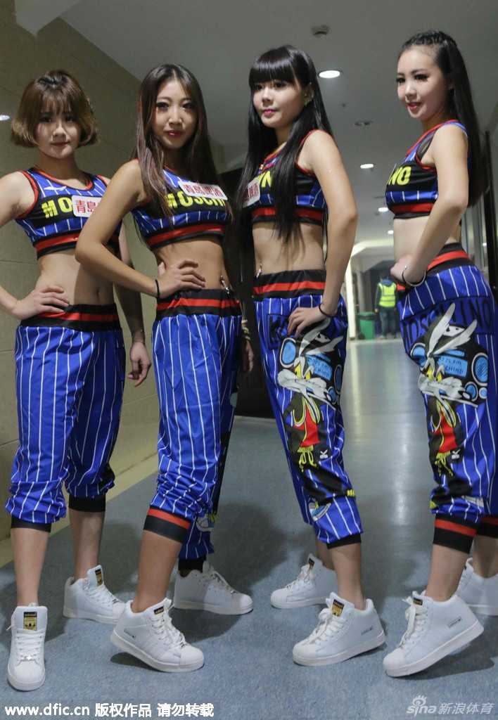 一位拉拉队员侧身特写，手臂伸展，嘴角上扬，展现出自信柔美的一面。