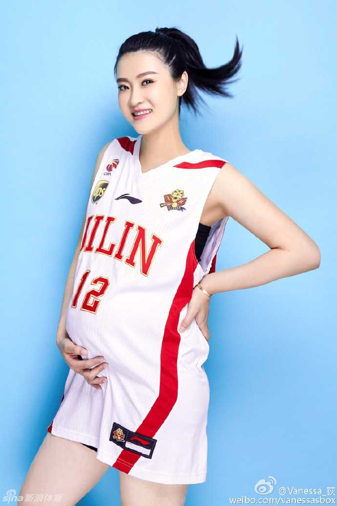 在一组生活感十足的写真中，王然迪穿着舒适的居家服饰，与丈夫钟诚头贴头亲密合影，画面温馨又甜蜜。