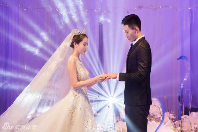 身披洁白婚纱的新娘手捧鲜花，与身穿深色礼服的新郎王镤在宴会厅内深情对视，眼中满是爱意与甜蜜