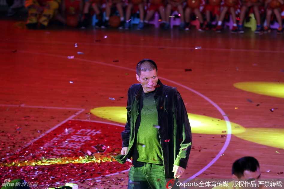 中国篮坛泰斗蒋兴权指导亮相吉林篮球嘉年华，满头银发却精神矍铄，他的现身 instantly 成为全场焦点，引来掌声雷动