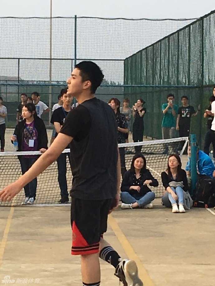 高高跃起投篮的吴亦凡，身体在空中完全舒展，手指尖轻柔地将球拨出，定格成一幅充满力量与美感的运动画面。