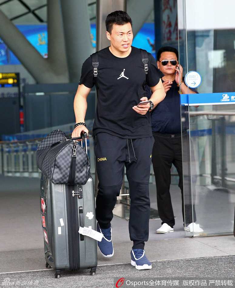 李根大步流星走出机场，刚刚结束的高原集训让他成功减重，身形显得格外精悍。