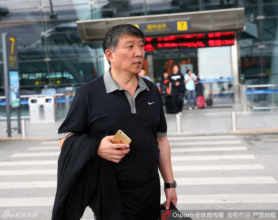 主帅宫鲁鸣走出机场大厅，神情从容淡定，他的身后是结束了高原集训的中国男篮队员们。