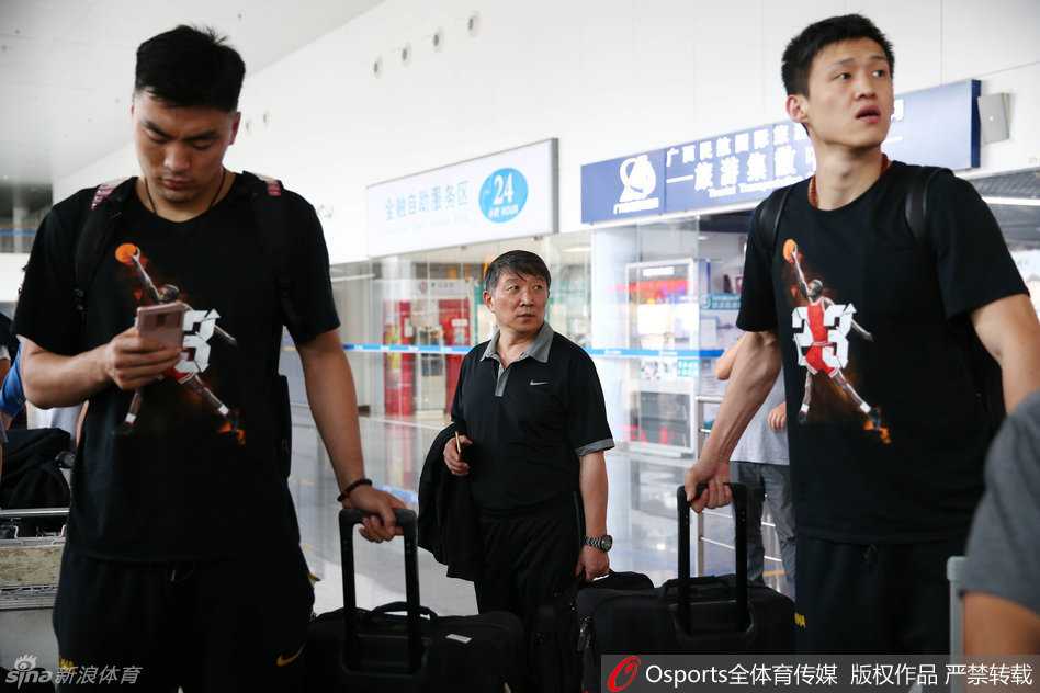 李晓旭低头查看手机，作为第二批报到的球员，他正利用一切时间处理个人事务并关注球队最新动态。