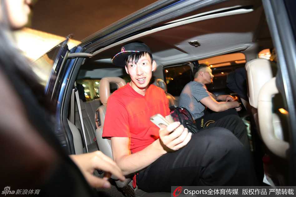 白天的训练场上，周琦正在进行持球突破练习，汗水湿透了球衣。他眼神专注，身体对抗后的出手依然稳定，旁边是国家队助理教练目不转睛的观察，整个画面充满力量与拼搏的气息。