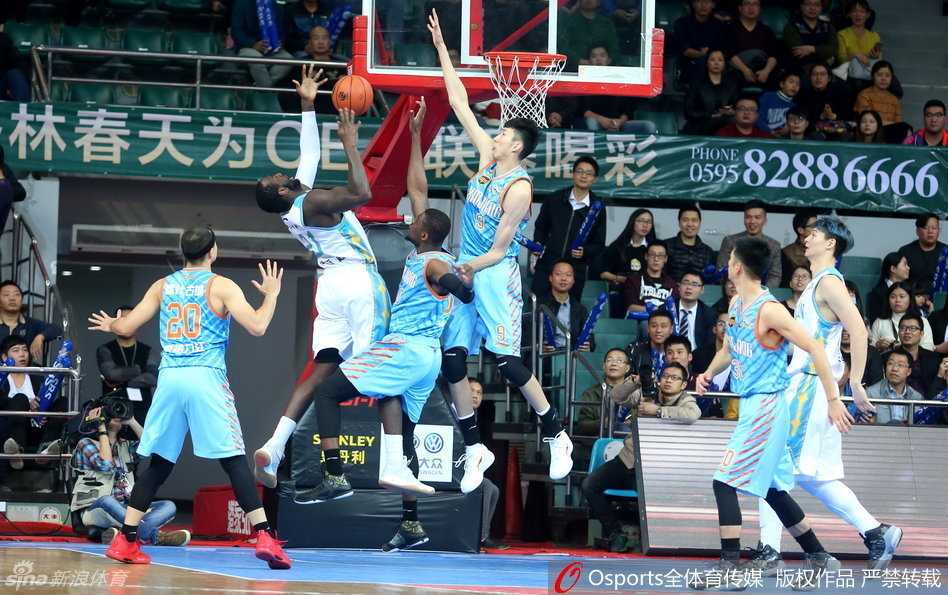 李根化身重型坦克，持球强行突破，用身体倚住防守人，强硬杀向篮下，展现本土锋线的绝对力量。