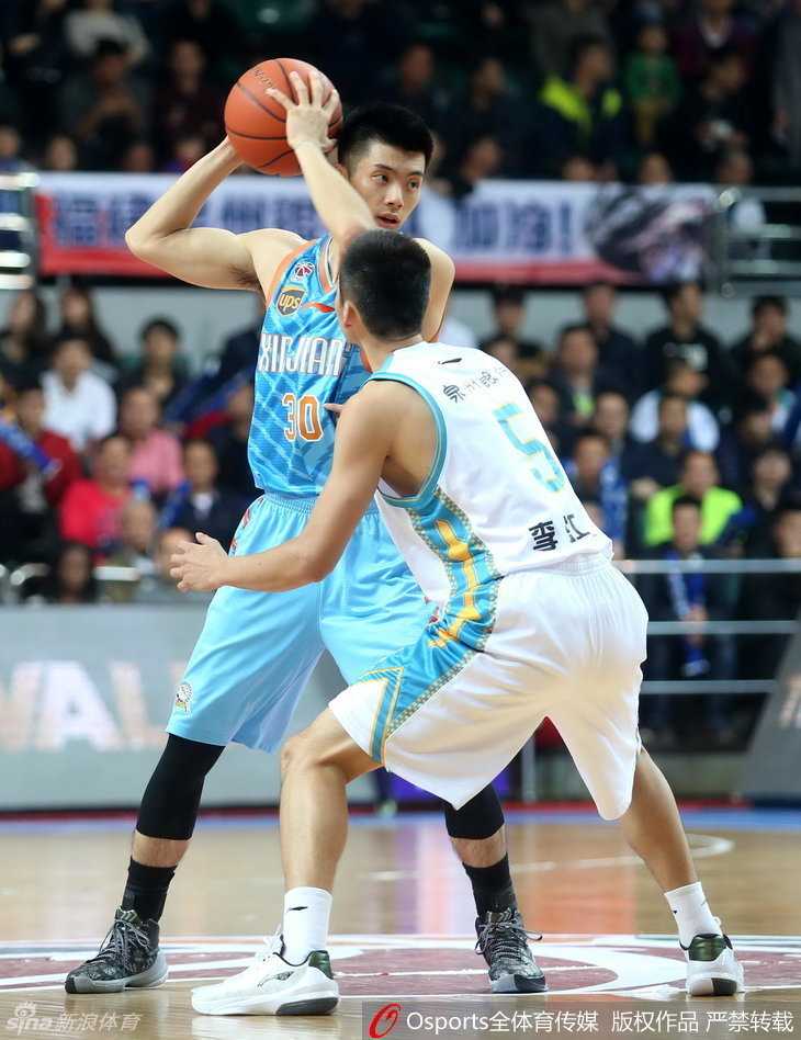 西热力江外线张弓搭箭，三分线外干拔出手，眼神坚毅，篮球划出一道彩虹直钻网窝，点燃替补席激情。