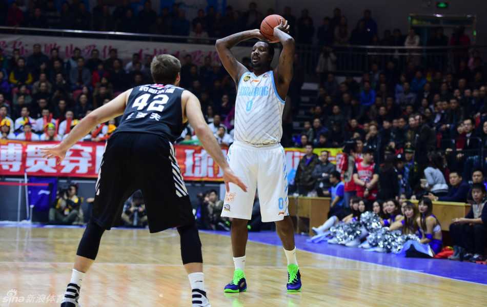 场边的郭士强指导看着场上弟子的精彩表现，情不自禁地竖起大拇指，脸上露出满意的笑容。