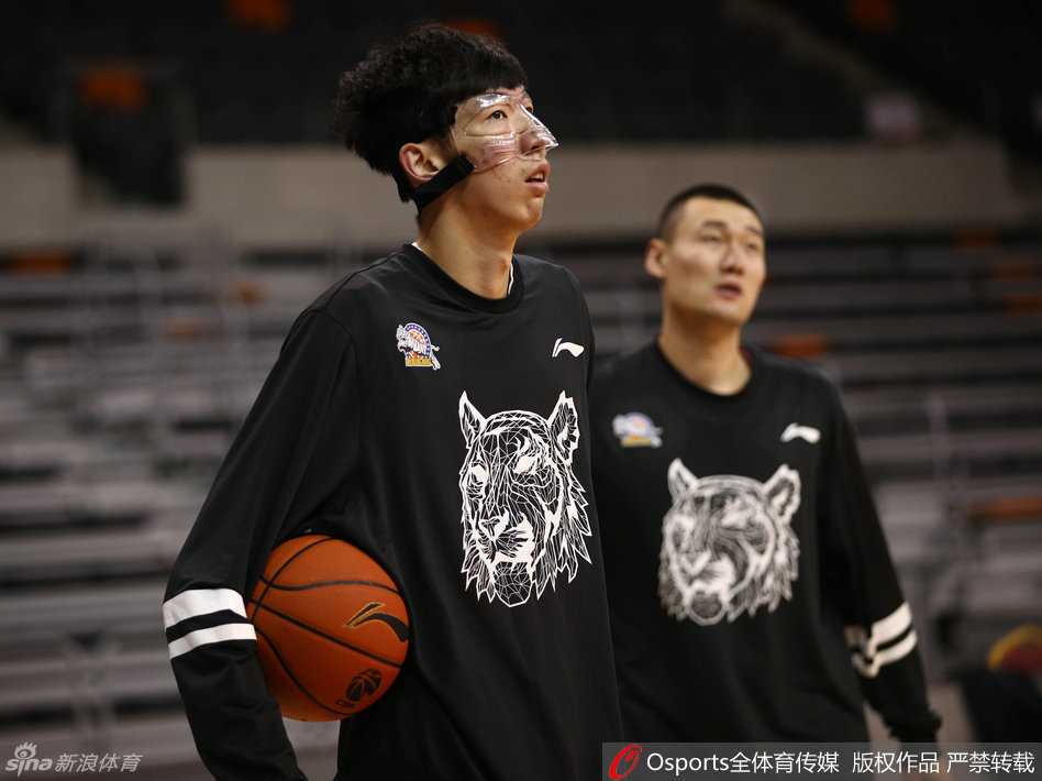 周琦戴着黑色面具在训练中运球，眼神专注，酷似电影里的超级英雄