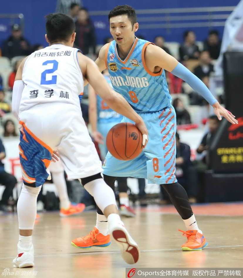 周琦高高跃起，在空中用指尖碰到皮球，成功完成了一次护筐，将上海队的上篮尝试拒之门外。