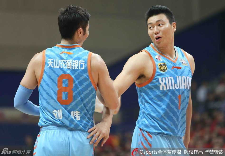 苏伟在高位得球，眼神看向内线，用一个漂亮的击地传球将球送给空切到篮下的队友。