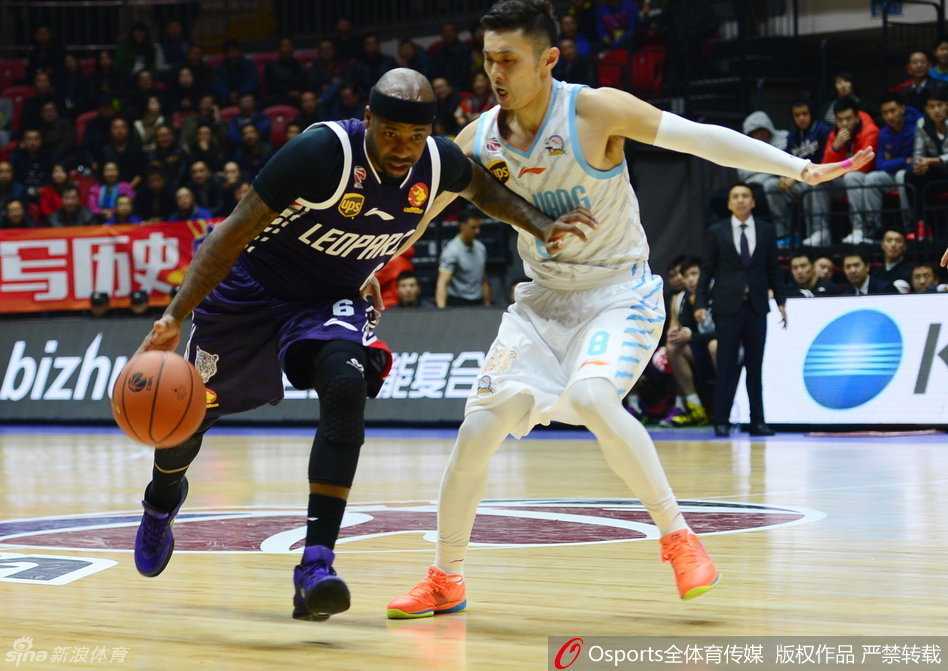 古德洛克背后运球灵动摆脱，如蝴蝶穿花般突破防守