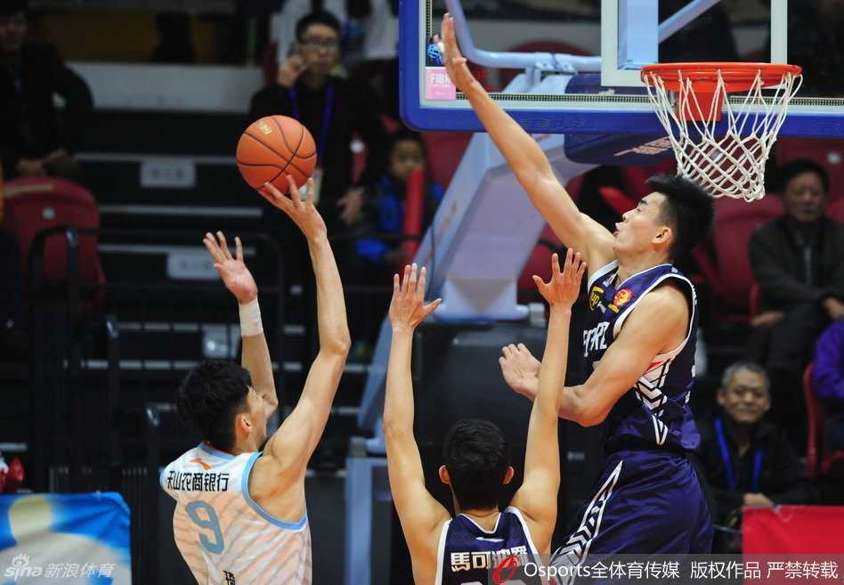 李慕豪跃起封盖周琦，篮下双塔对决火星四溅