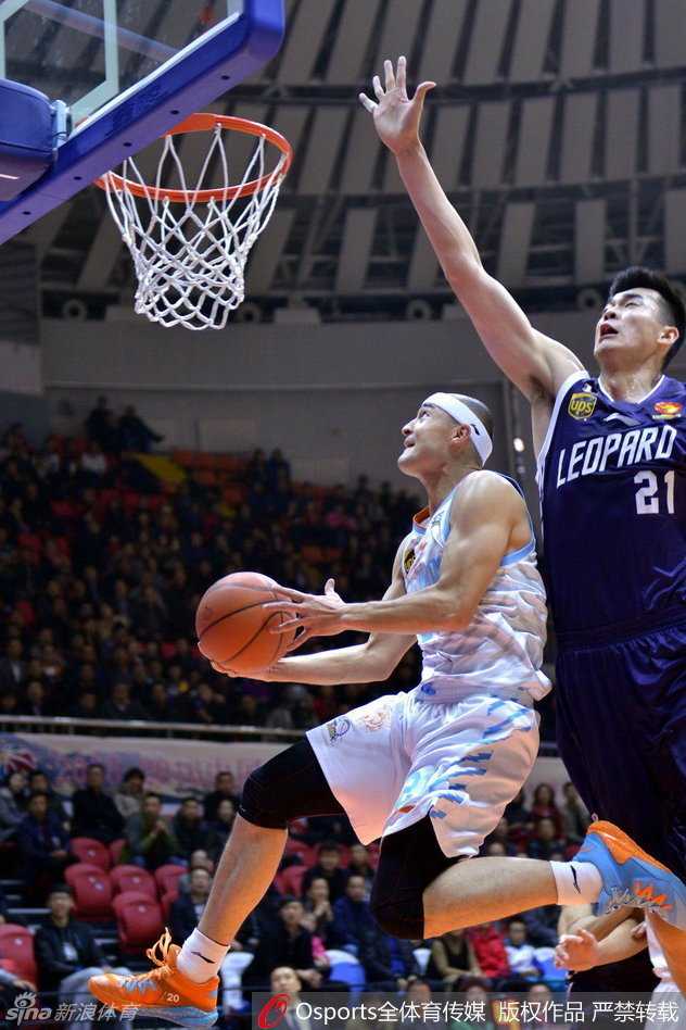 布朗空中飘逸拉杆上篮，身体舒展如飞鸟