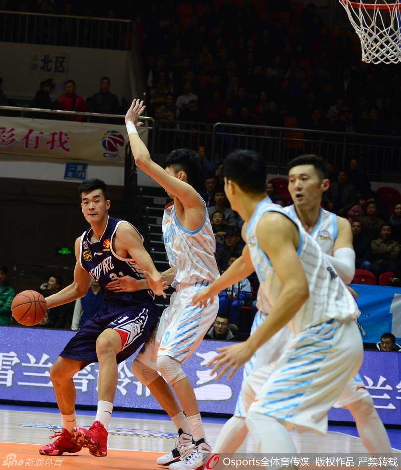 李根安慰倒在地上的可兰白克，兄弟情谊赛场闪光