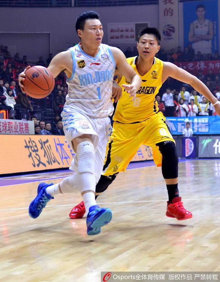 李根持球加速强势突破防线，如坦克一般杀入禁区