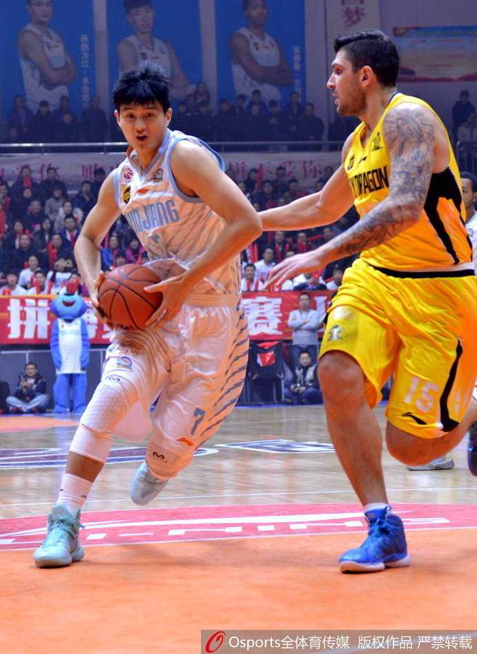 俞长栋面对防守球员强行突破，展现出惊人的爆发力