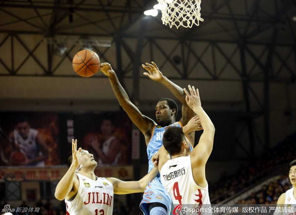 内线巨塔布拉切张开双臂镇守篮下，眼神坚毅，如同禁区守护神一般让对手望而却步。