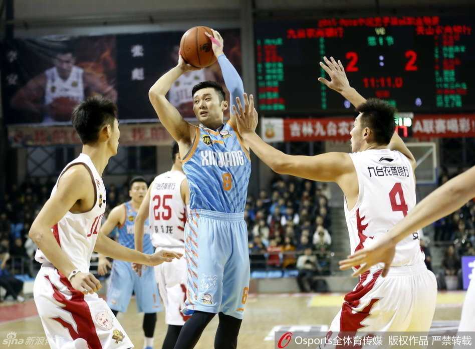 老将刘炜在对方高大内线面前沉着护球，经验丰富的他正用双眼扫描全场，寻找致命一传的路线。