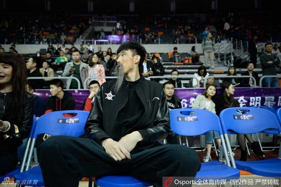 周琦单手轻松抓球，脸上仍带着标志性的长胡子和浓眉造型，眼神中透露出坚毅与自信，仿佛在酝酿赛场上即将施展的‘魔法’。