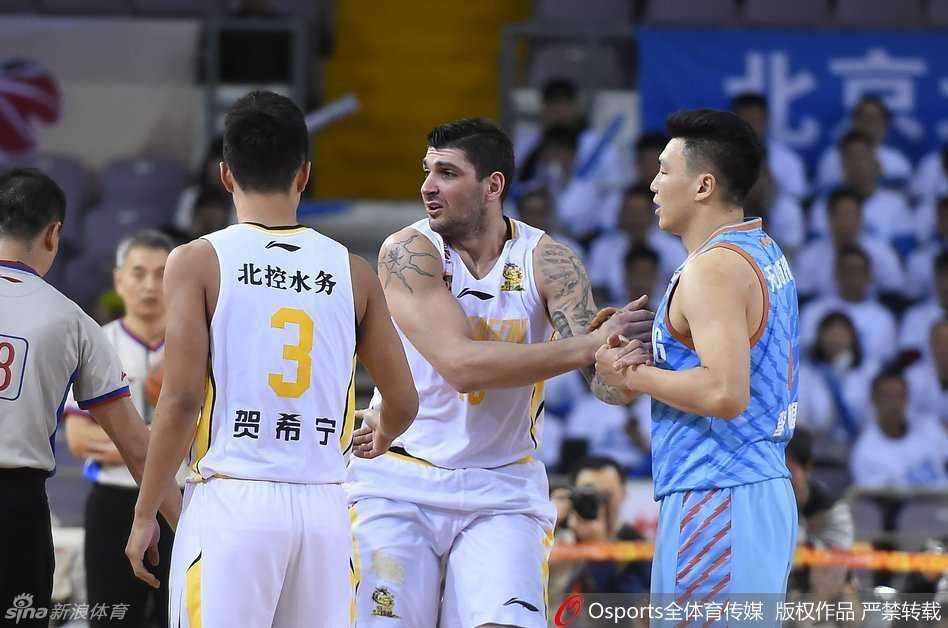 苏伟在篮下拼抢中表情无辜，面对混乱的争抢局面显得有些不知所措，与队友的沟通也出现偏差。