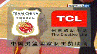 比赛最后时刻，中国队虽已无力回天，但李慕豪依然在与澳大利亚队的大个子进行着激烈的篮下卡位。他寸土不让，拼尽全力想要拿下这个篮板，用行动诠释着战斗到最后一刻的体育精神。