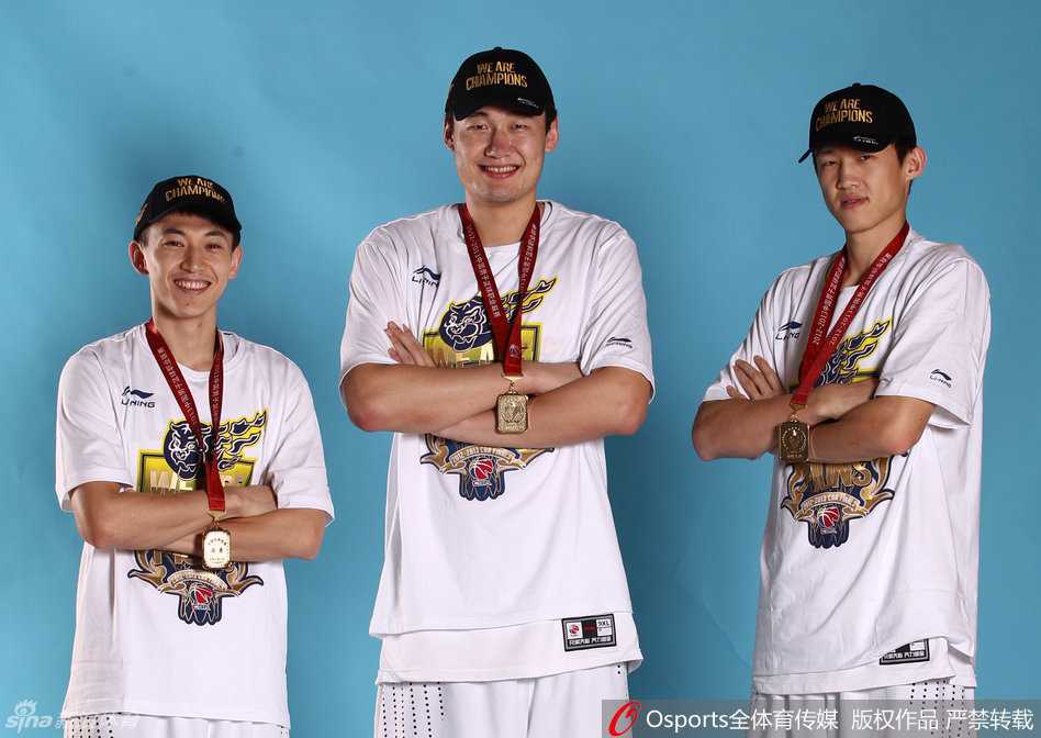 周鹏在国家队的比赛中贴身紧防对方核心球员，眼神凌厉，展现了防守尖兵的凶悍