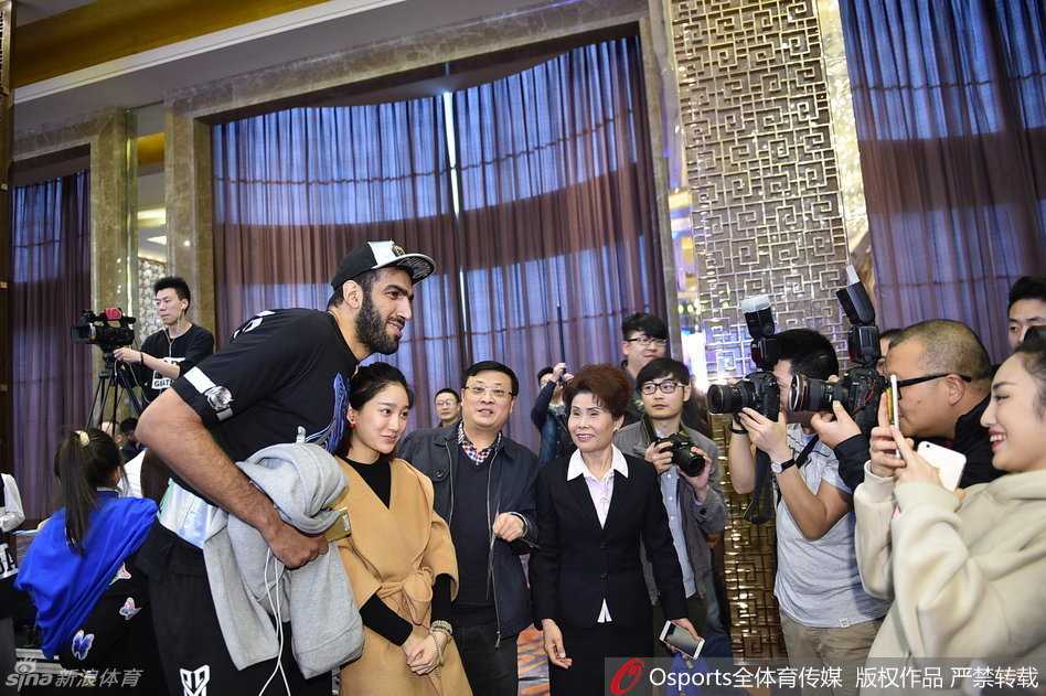 哈达迪甚至拿起手机，与身边的球迷玩起了自拍，他熟练地寻找最佳角度，这一刻他不是赛场上令人生畏的巨塔，而是一位喜欢记录生活、平易近人的大个子朋友。