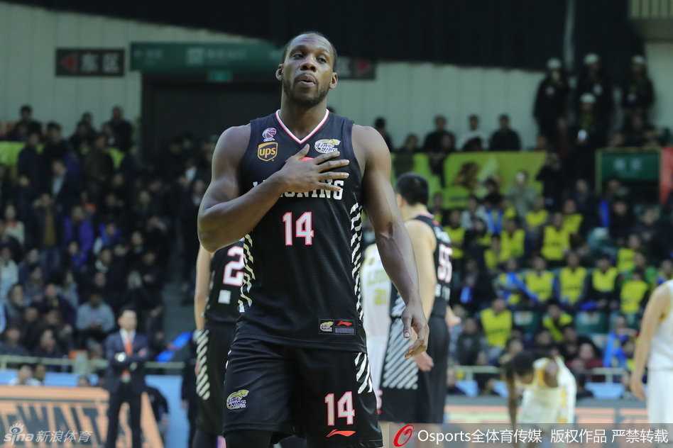 郭艾伦持球加速突破，如一道旋风般掠过防守球员，他高高跃起，在对抗中保持身体平衡，指尖轻轻一挑将球送入篮网。