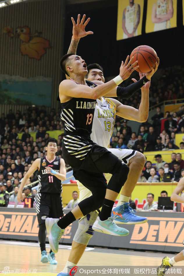 比赛中出现戏剧性一幕，皮球不偏不倚正好卡在了篮架之上，引得全场球员和裁判驻足仰望，成为了这场激战中轻松有趣的一刻。