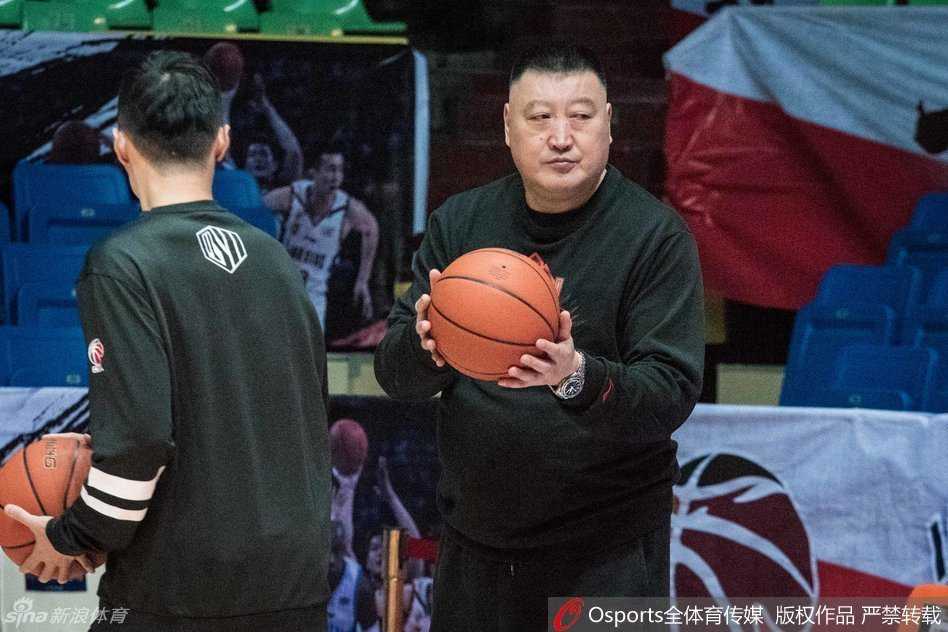 教练员亲自上场，用手臂阻挡着哈达迪的运球路线，进行针对性的防守干扰训练，哈达迪则瞪大双眼，专注于护球和观察。