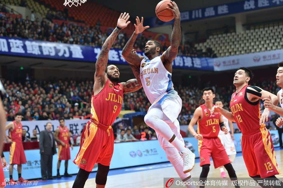 四川外援约什史密斯高高跃起，在空中舒展身体完成单手劈扣，鹰王降临的气势让整个球馆为之沸腾。