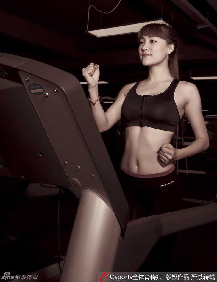 宝贝们围坐在一起，对着镜头露出灿烂的笑容，健康的小麦色肌肤和充满活力的氛围，让人感受到了篮球宝贝特有的阳光与热情。